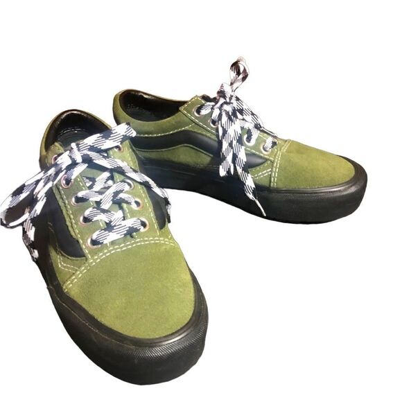 Vans Off The Wall Old Skool Lug shoe. Green and black....